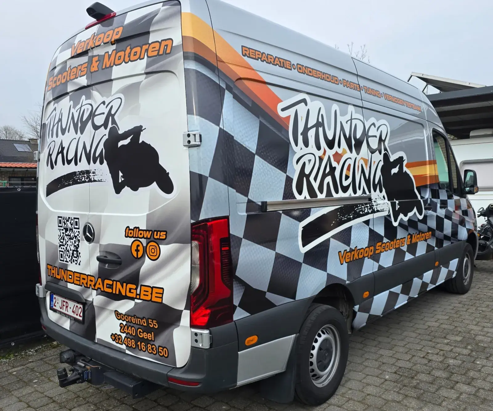 De bestelwagen van Thunder Racing, ook onderweg in Dessel voor de ophaalservice