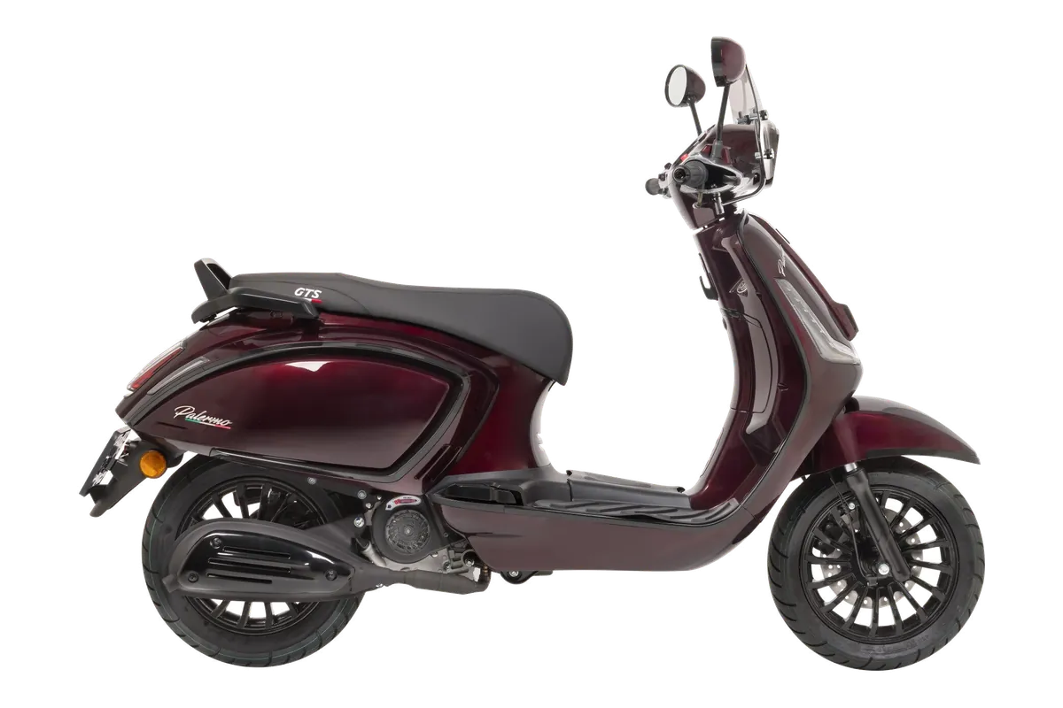 GTS Palermo in Midnight Red, zijaanzicht