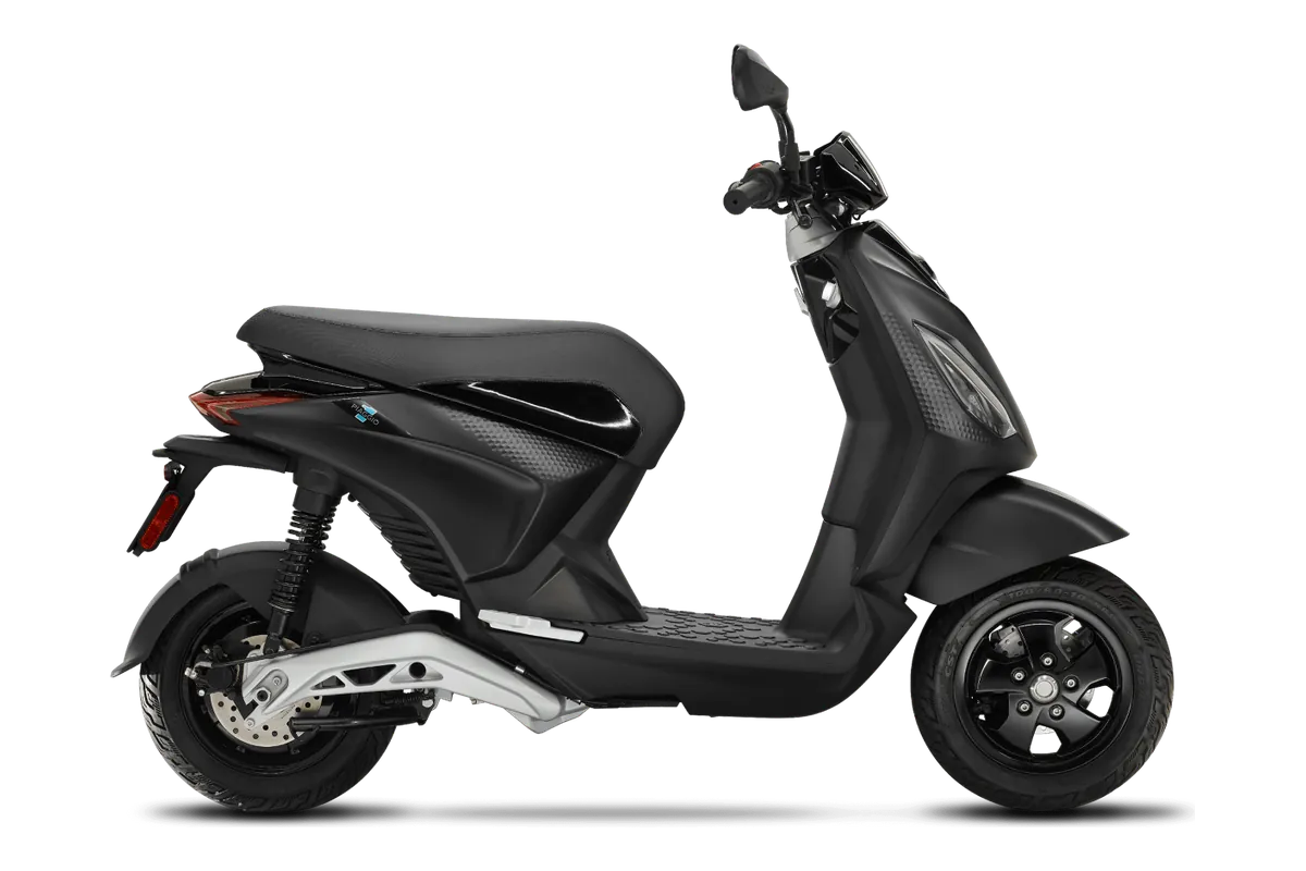 Piaggio 1 in Forever Black, zijaanzicht