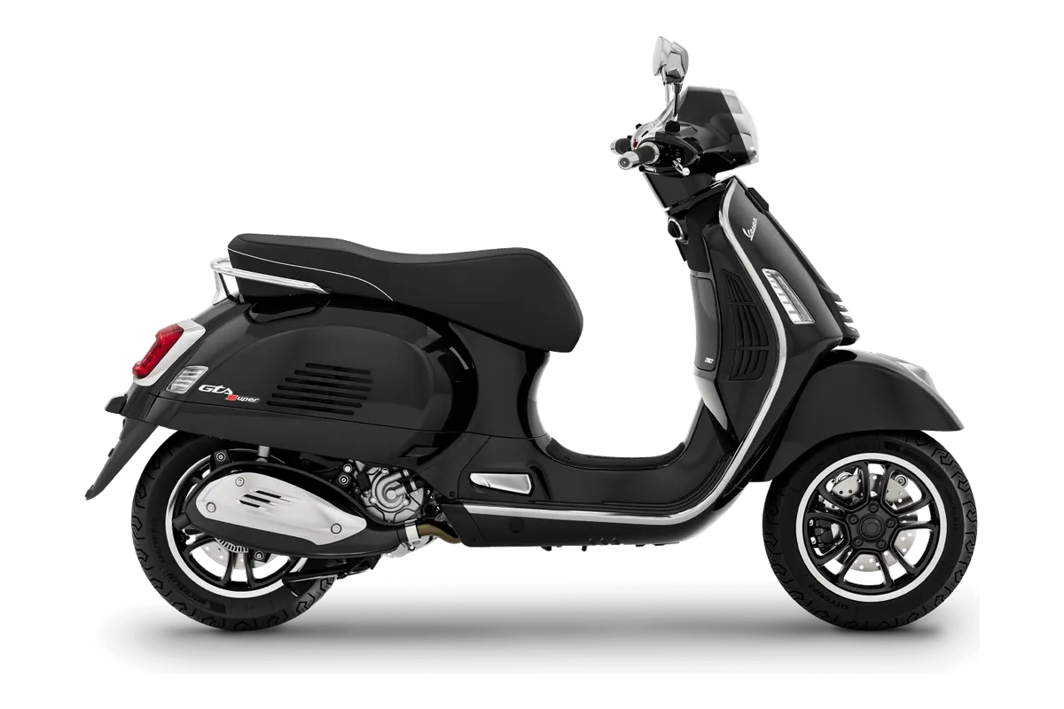 Vespa GTS in Nero Convinto, zijaanzicht