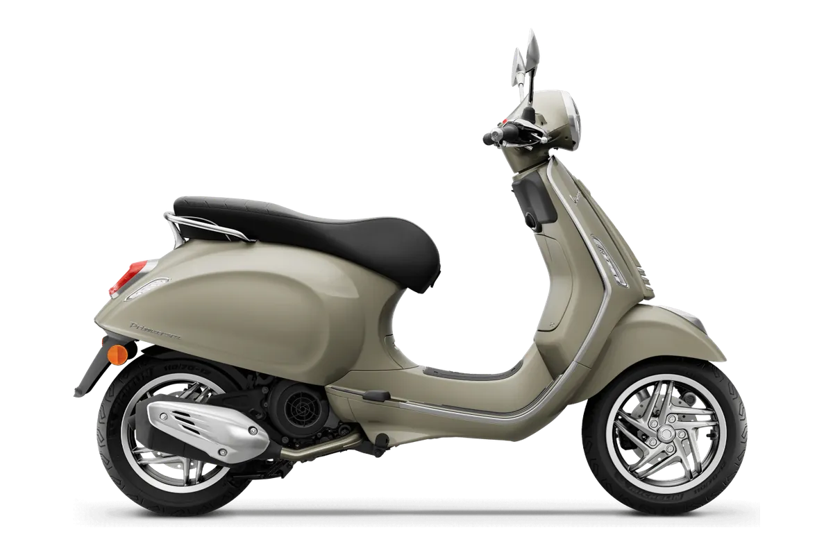 Vespa Primavera in Beige Avvolgente, zijaanzicht