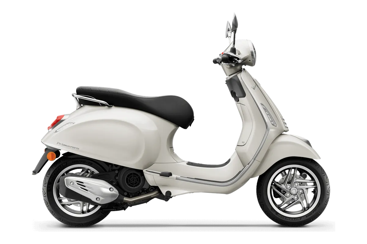 Vespa Primavera in Bianco Innocente, zijaanzicht