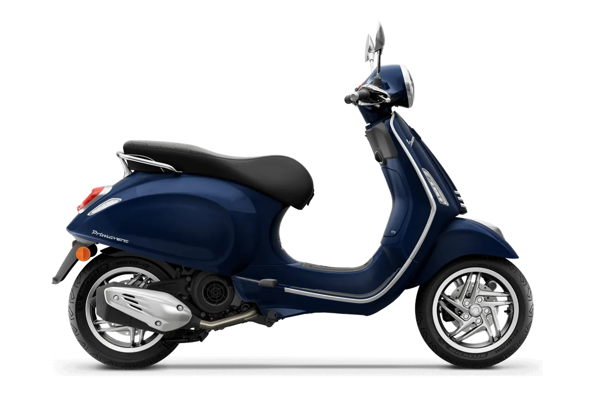 Vespa Primavera in Blu Energico, zijaanzicht