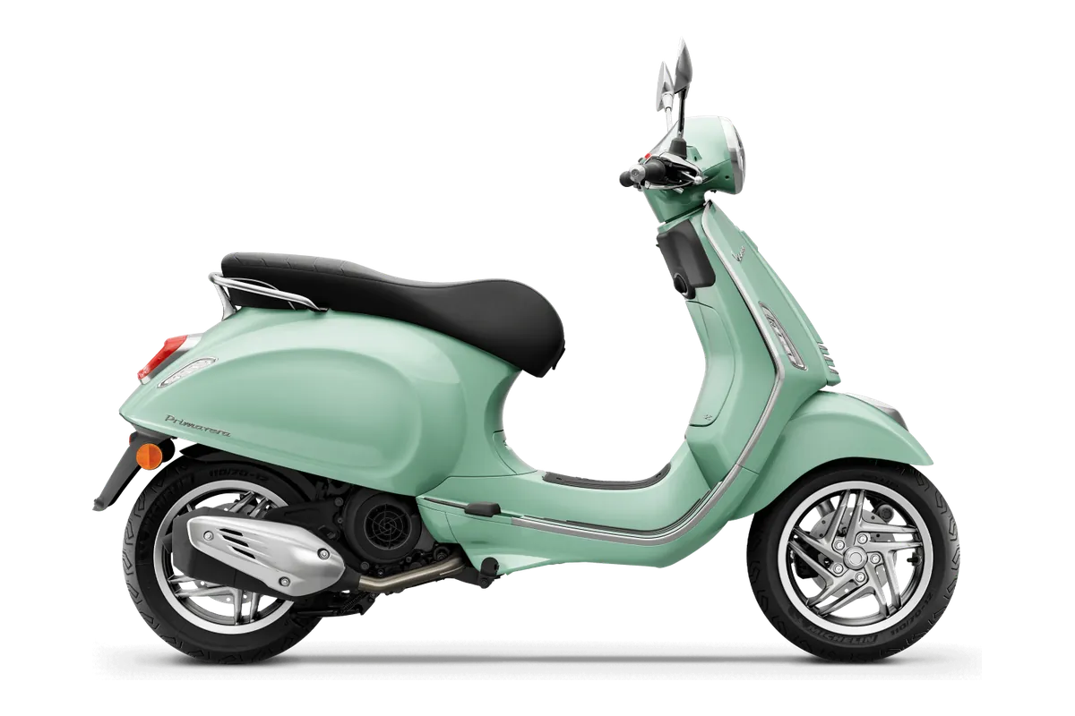 Vespa Primavera in Verde Amabile, zijaanzicht