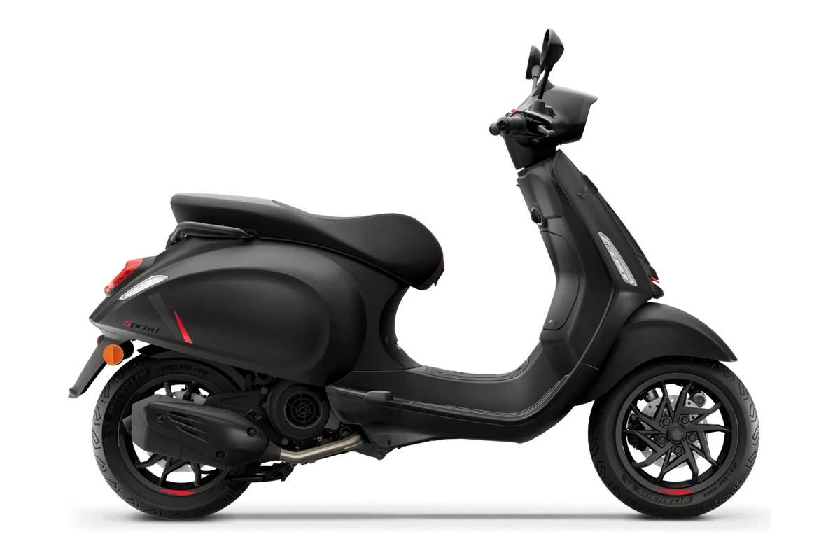 Vespa Sprint S in Nero Convinto, zijaanzicht