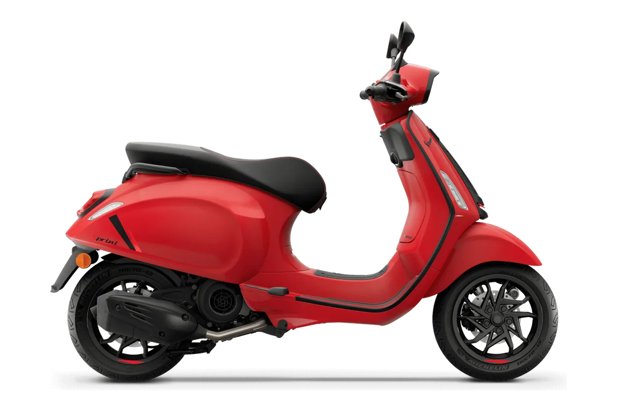 Vespa Sprint S in Rosso Coraggioso, zijaanzicht