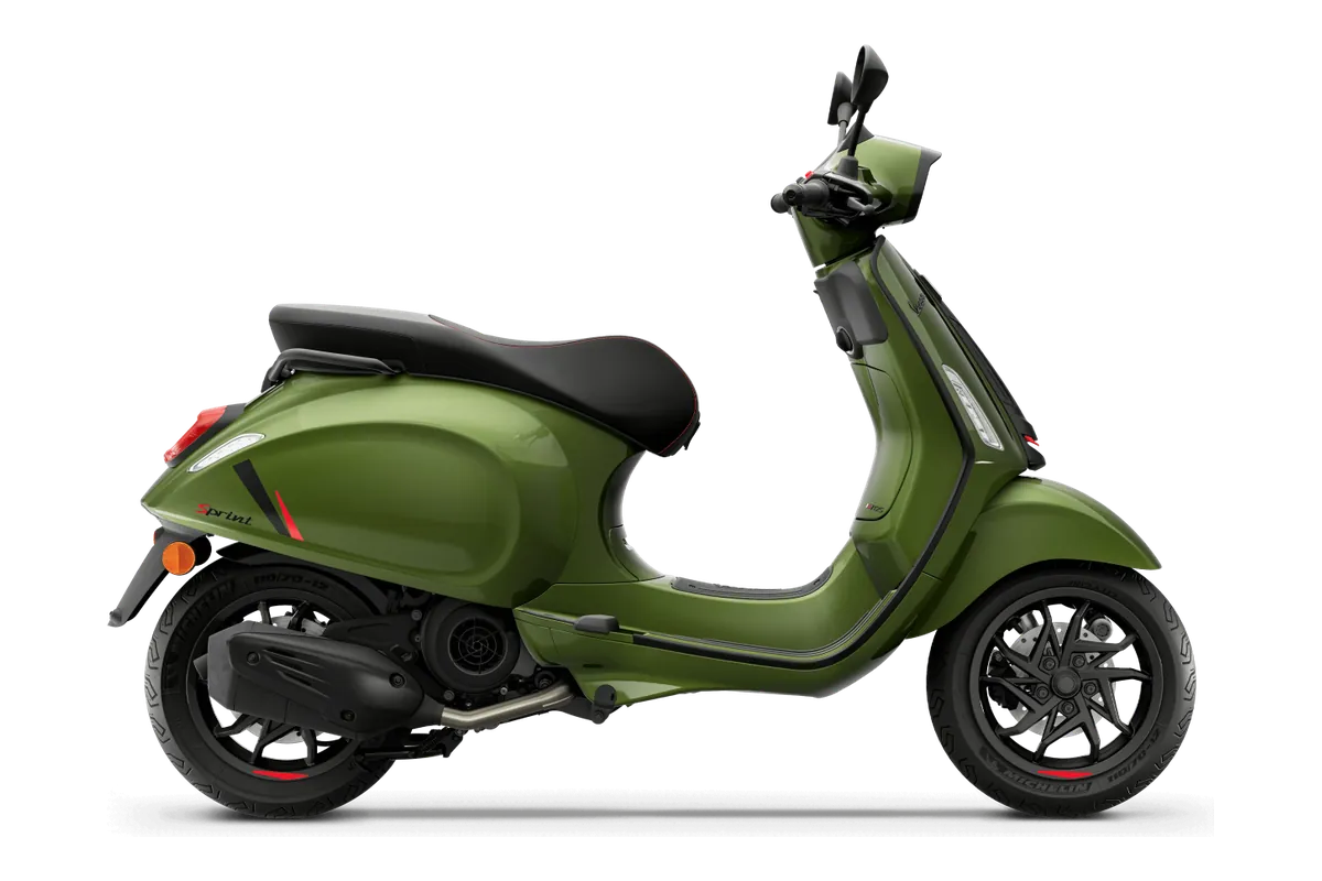Vespa Sprint S in Verde Ribelle, zijaanzicht