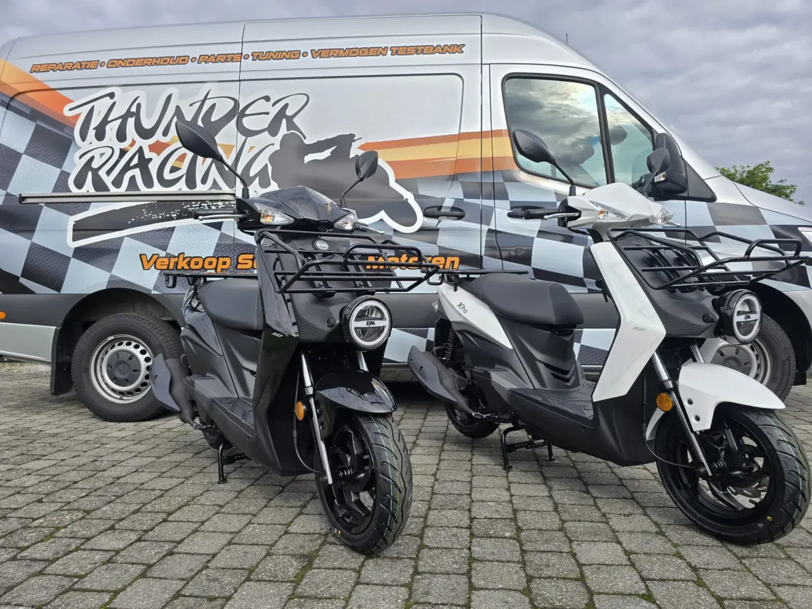 De bestelwagen van Thunder Racing aan de zaak in Geel-Gooreind