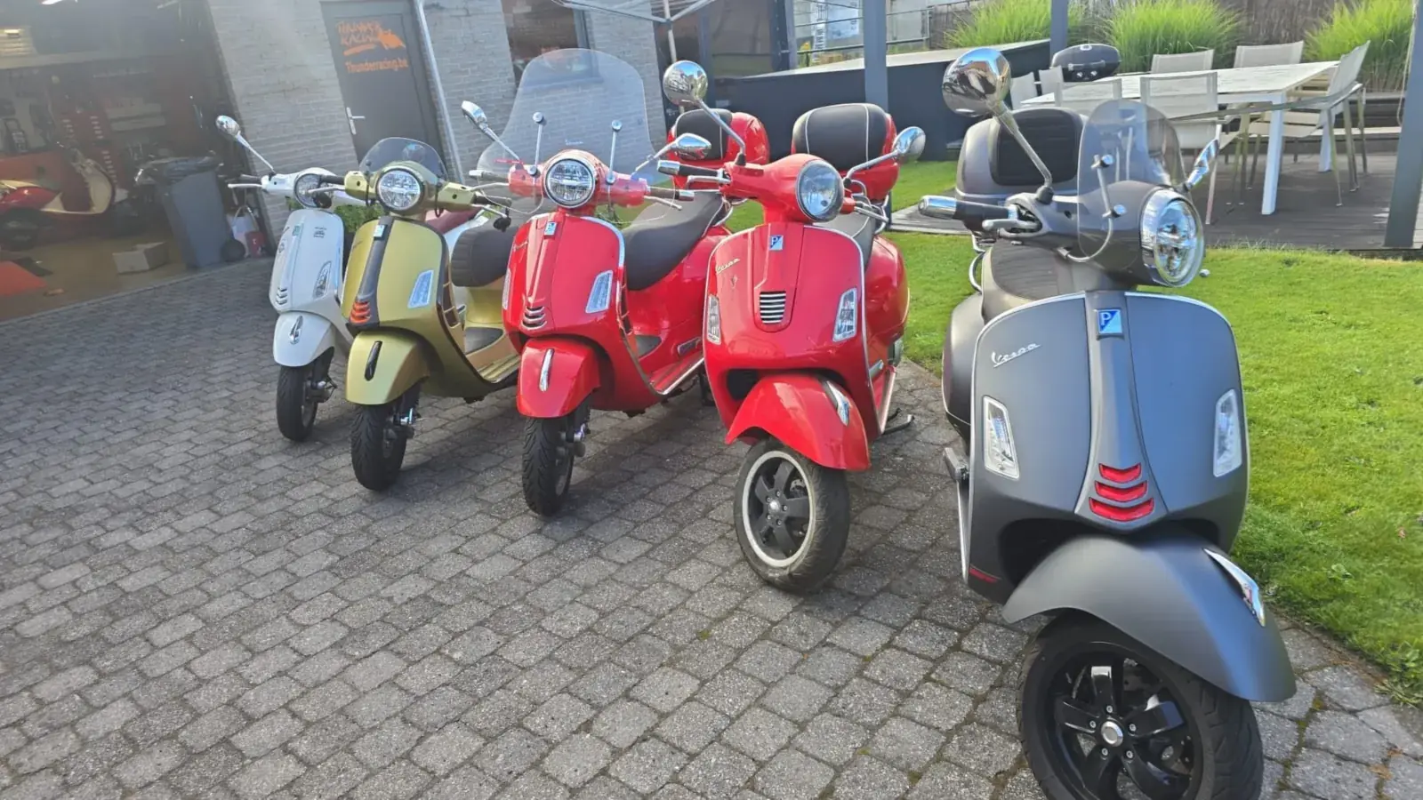 Nieuwe Vespa-scooters in verschillende kleuren voor de garage van Thunder Racing in Geel
