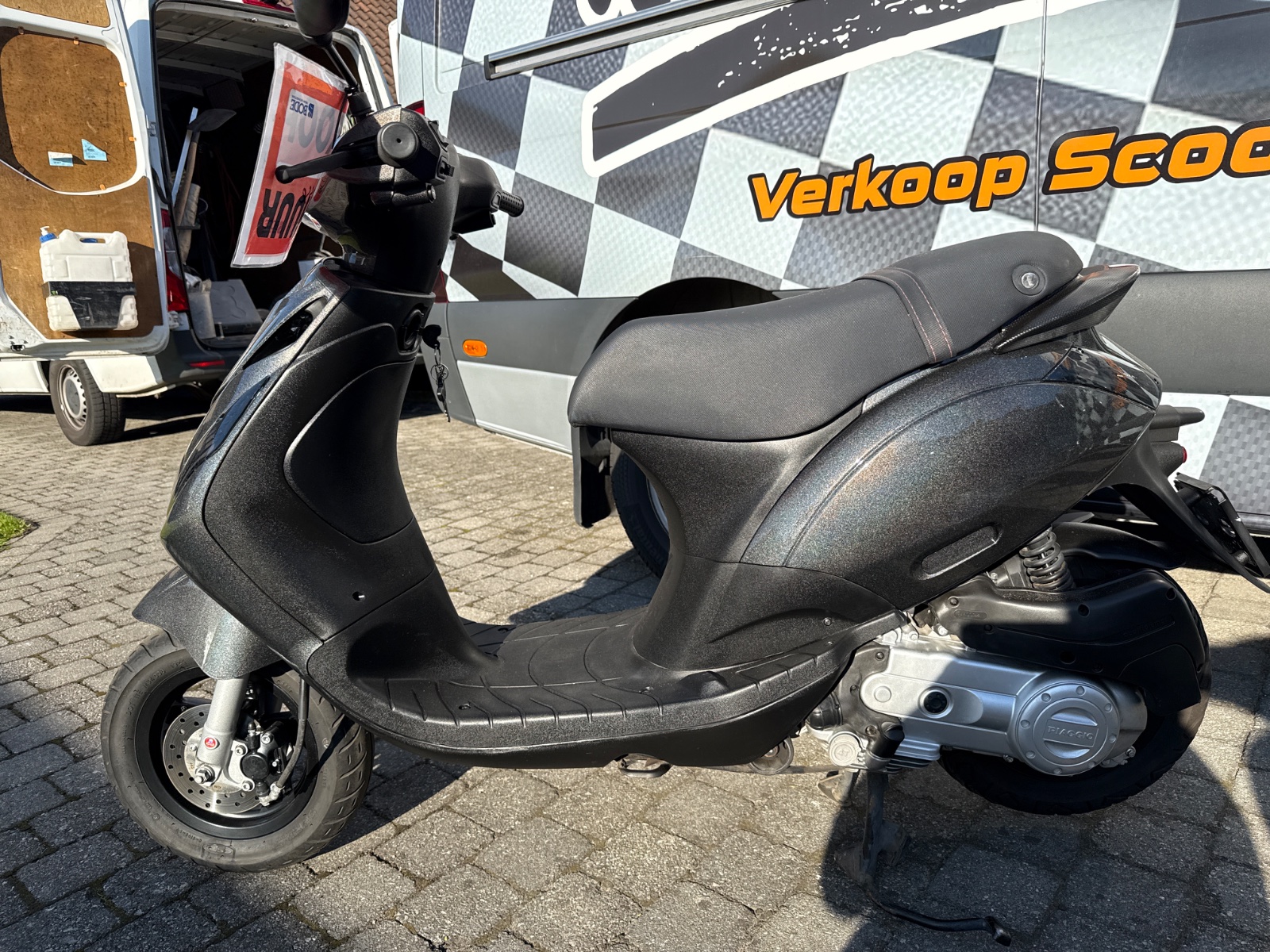 Piaggio Zip in Psychedelic Black